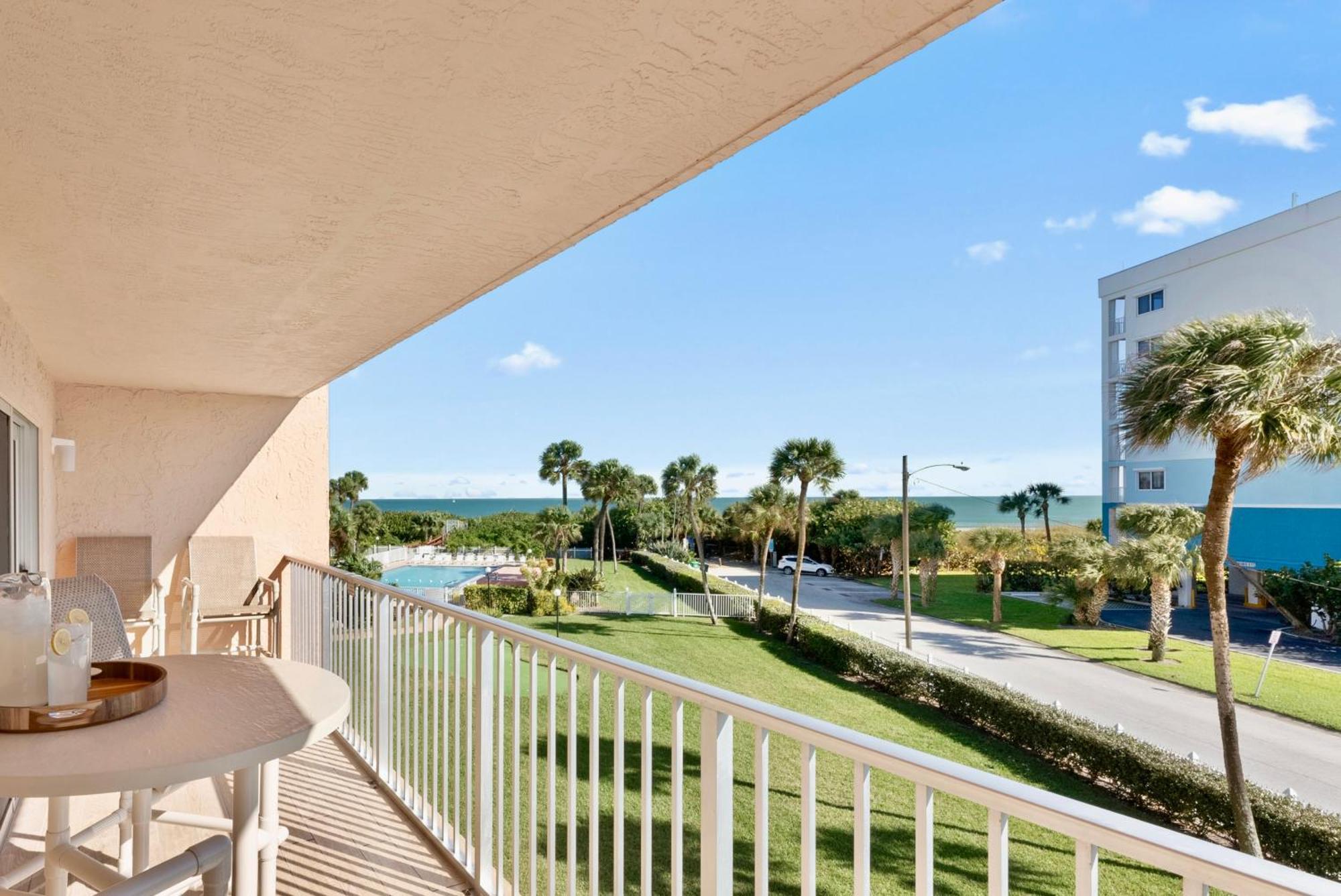 Cocoa Beach Towers Room photo